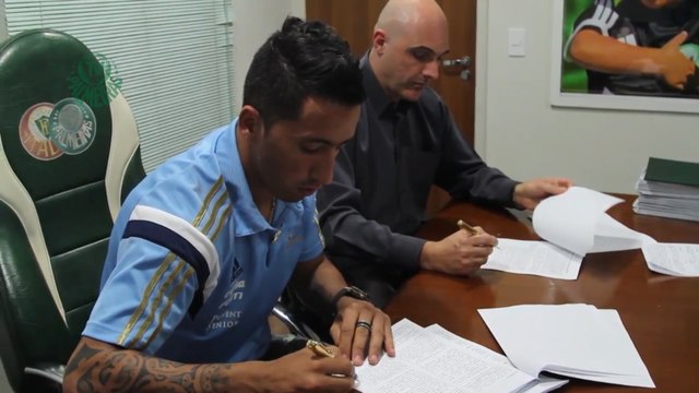 Barrios assina com o Palmeiras e manda recado à torcida