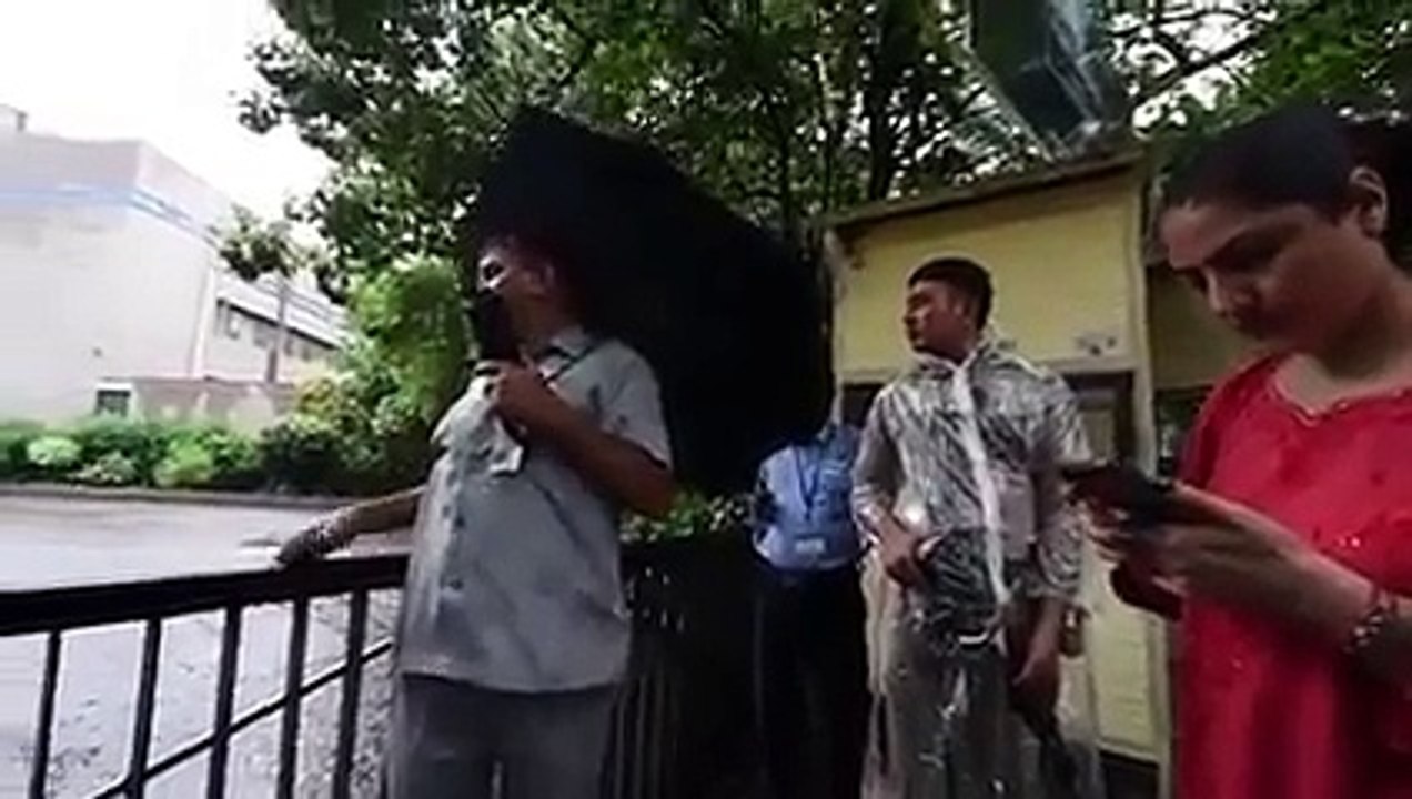 VIP culture in India- Foreigner slaps security guard for doing his duty