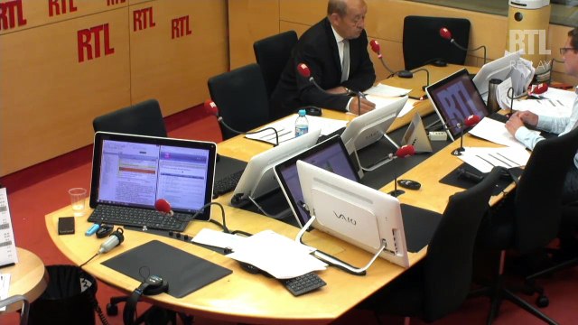 Jean-Yves Le Drian, ministre de la Défense, répond aux auditeurs de RTL