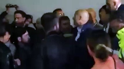 Renzi preso per buffone, immagini censurate