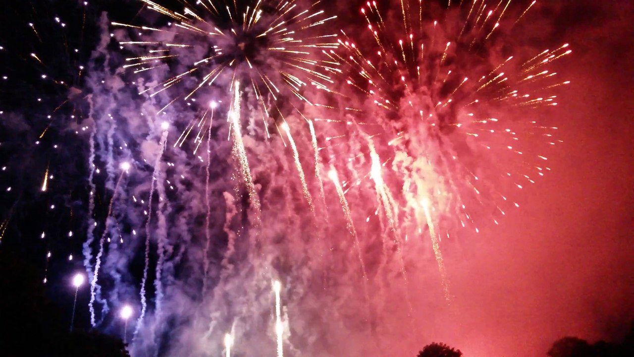 Feu d'artifice à Saint-Denis, pour la fête du 14 juillet, parc de la Légion d'Honneur