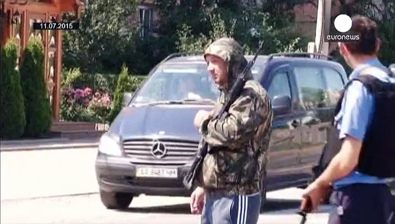 Poroshenko pide el desarme de los grupos armados ilegales en Ucrania