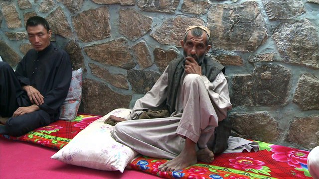 Des travailleurs afghans reviennent d'Iran accros à la drogue