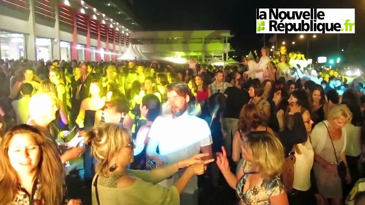 VIDEO. Tours : ambiance joyeuse et populaire au bal des pompiers