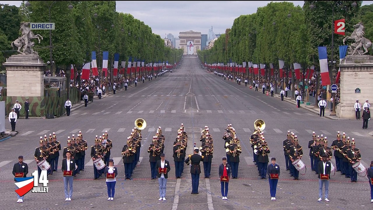 Défilé du 14 juillet] PARACHUTES 2015