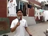 A young man without legs sings songs to Chinese quake