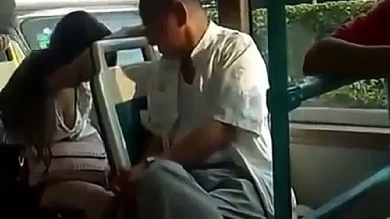 Lão Già Dê Sồm Sàm Sỡ Gái Xinh Đi Xe Bus