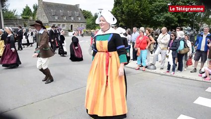 Скачать видео: Carhaix. Le défilé de Bagadañs attire la foule