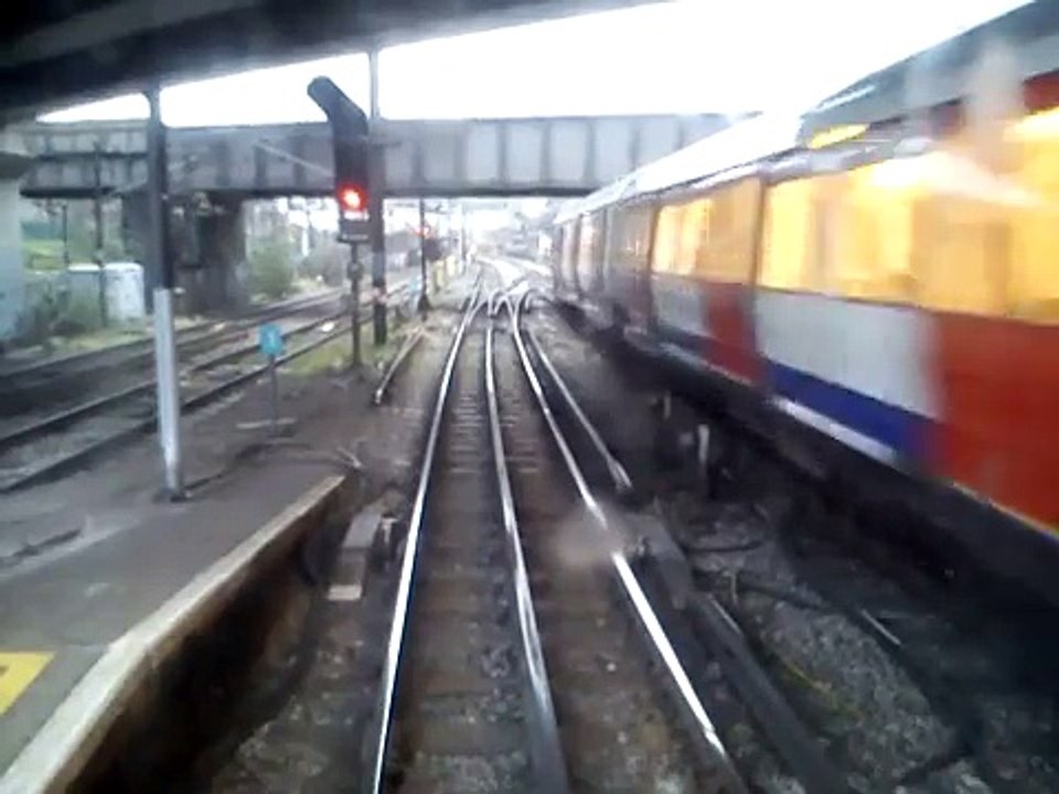 London Underground - District Line. Barking bay to East Ham.