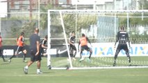 Matheus Vargas e Ralf marcam em treino de dois toques do Corinthians