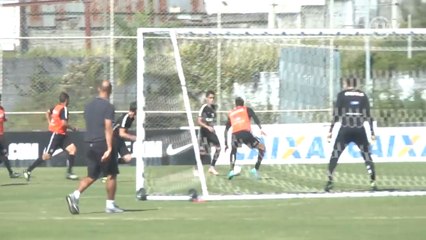 Matheus Vargas e Ralf marcam em treino de dois toques do Corinthians