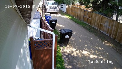 Des éboueurs pètent un plomb et détruisent une poubelle