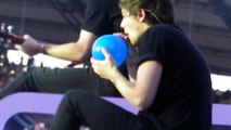 Louis Tomlinson blowing balloons during Little Things, Gothenburg 23/6