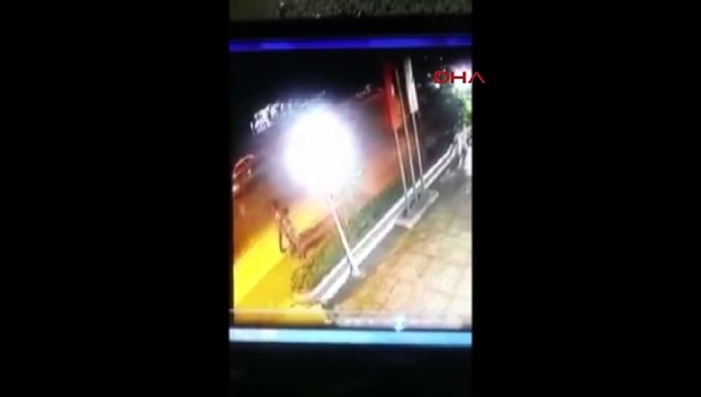 Otomobil kaldırımdaki 3 gence böyle çarptı