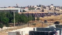 معاناة المدنيين على الشريط الحدودي مع تركيا في تل ابيض 13 6 2015