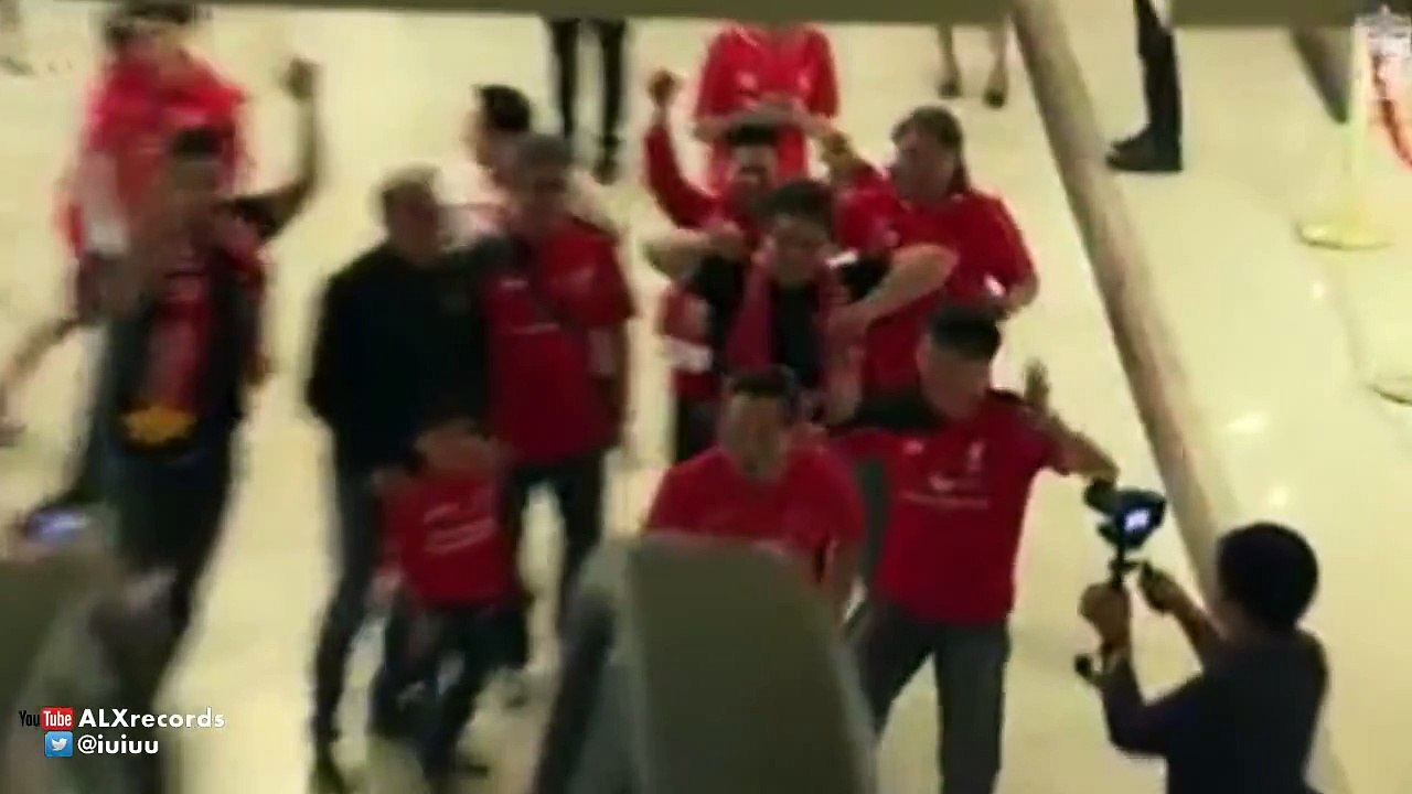 Thailandese fans pay tribute to Kolo Toure with Kolo dance and chant