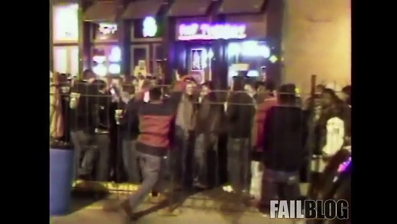 Drunk Climbing at Mardi Gras FAIL