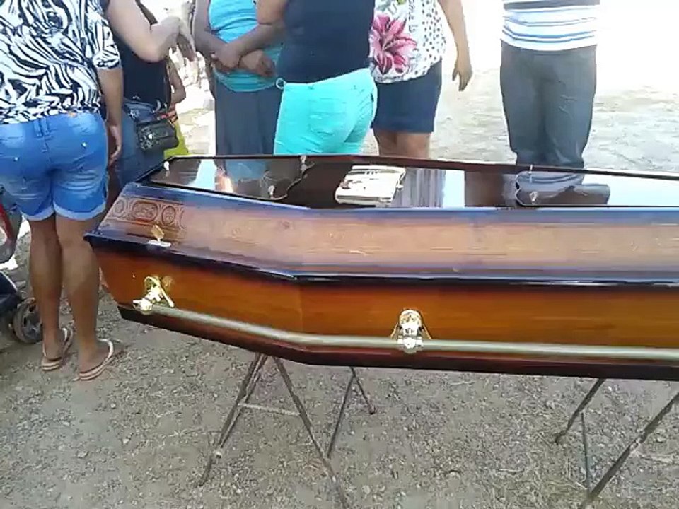 Família abre caixão durante velório e se desespera ao perceber que corpo foi trocado