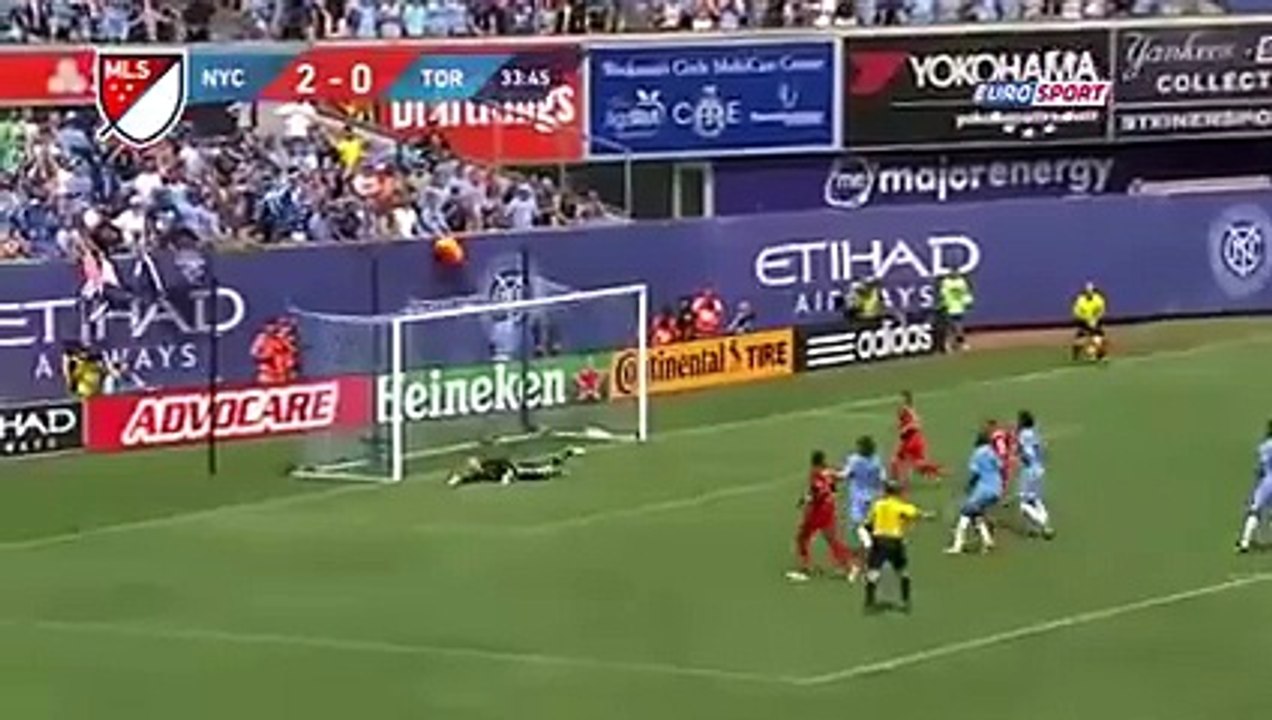 Shaqueel van Persie starred during Robin van Persie's unveiling at Fenerbahçe!