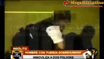 Hombre con Fuerza Sobrehumana inmoviliza a dos policias