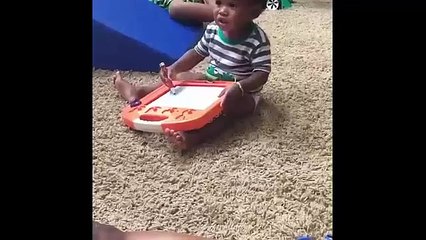 Bebê se empolga quando escuta sua música preferida