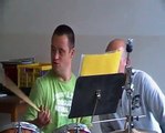Junge mit Behinderung spielt Schlagzeug Video 1