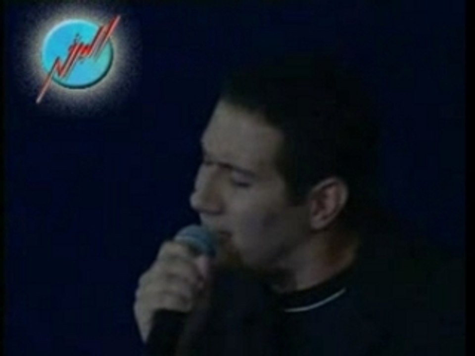 a deejay with a beat machine !