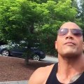 WWE: ¿La Roca se fracturó el dedo mientras grababa una película? (VIDEO)