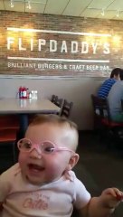 Elle met des lunettes pour la première fois.