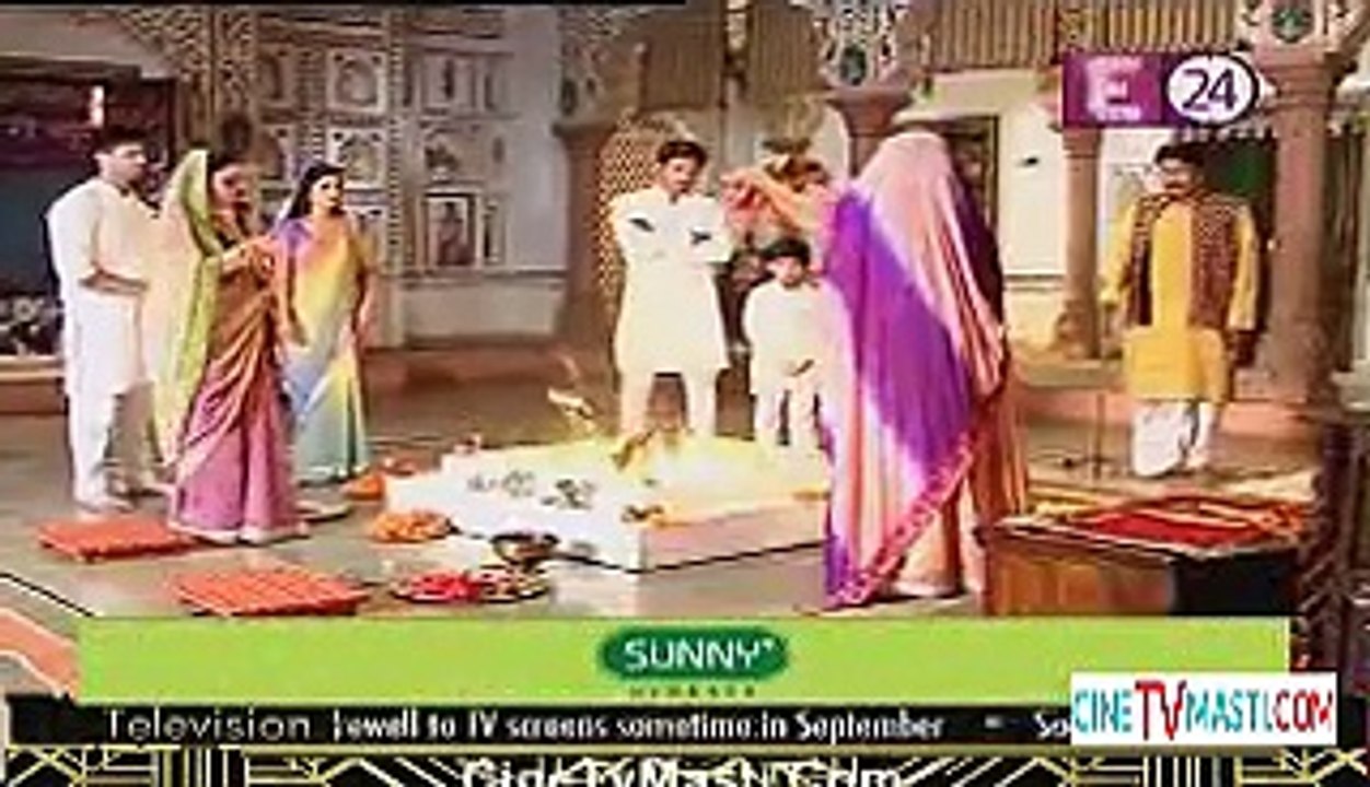 Diya Aur Baati Hum 15th July 2015 Sandhya Hui Nadarad CineTvMasti.Com