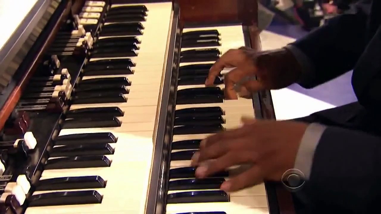 Bonnie Raitt, Tracy Chapman, Jeff Beck and Beth Hart - "Sweet Home Chicago"  (2012)