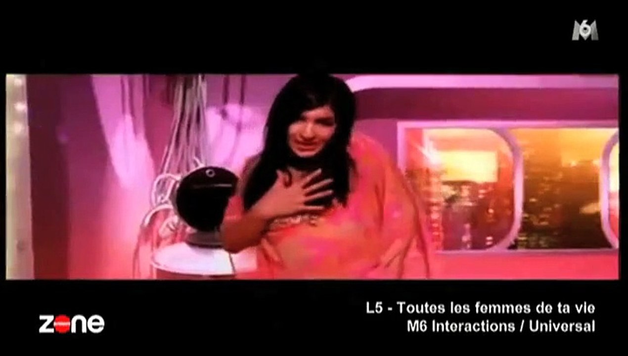 Marjorie des L5 chante sur une place vide dans "Zone interdite"