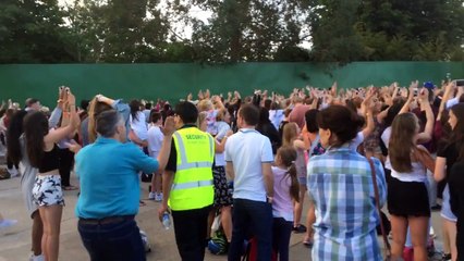 Un papa s'éclate pendant un concert