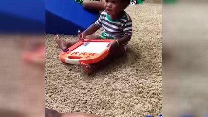 15 aylık bebek dansıyla güldürdü