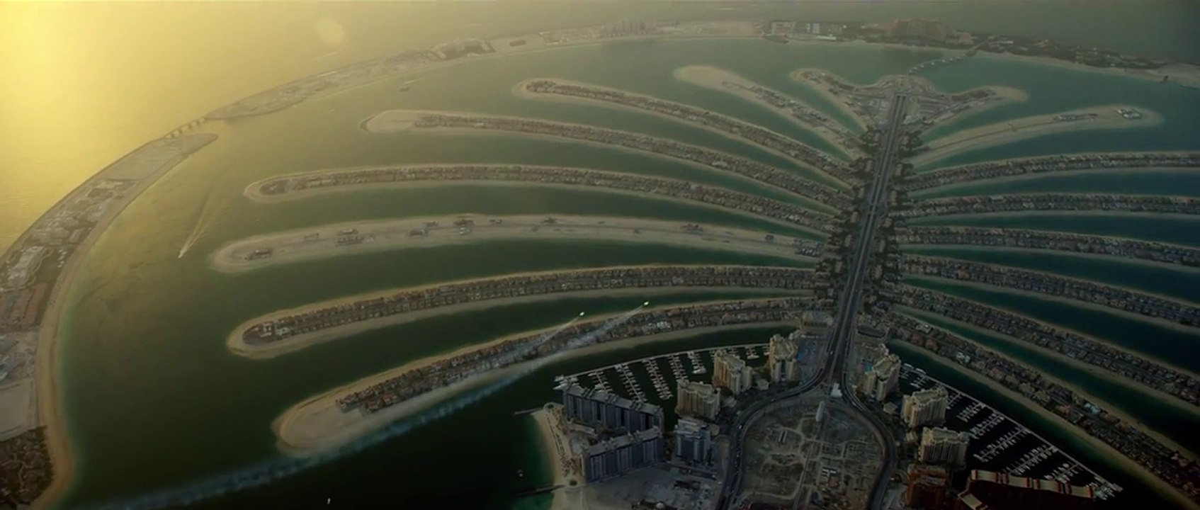 Deux jetman en formation serrée au dessus de Dubaï