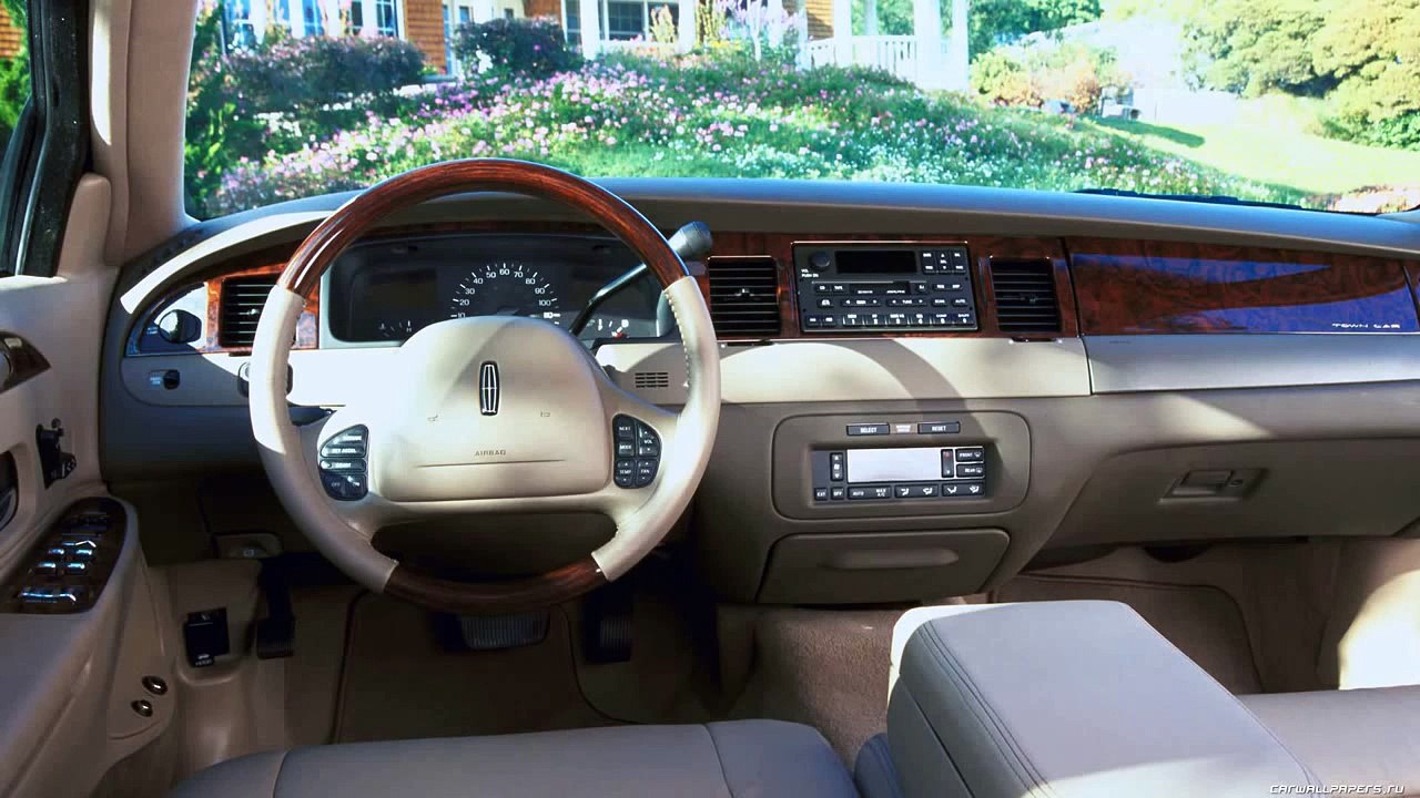 Lincoln Town Car 2015   tech car