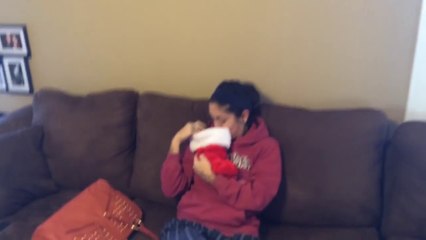 Il offre un bébé chat à sa copine - Réaction énorme!