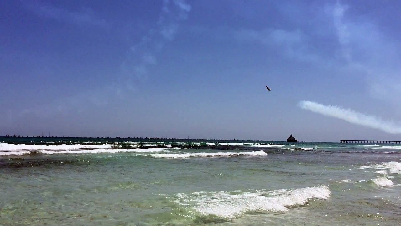 Quand les avions des Blue Angels survolent la plage, tous les parasols s'envolent!
