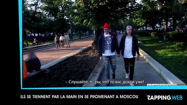 Deux jeunes russes marchent main dans la main pour voir la réaction des gens dans les rues de Moscou