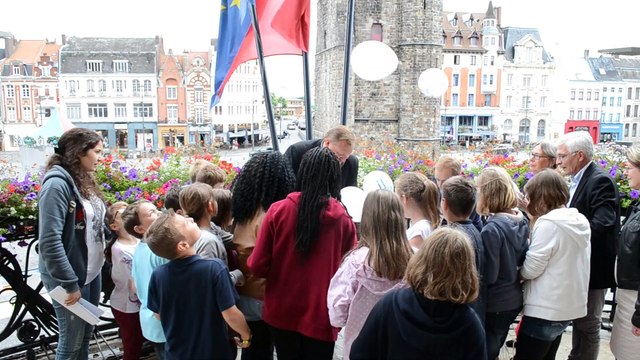 Béthune : Un lâcher de ballon devant le beffroi pour les dix ans de son inscription au Patrimoine mondial de l'Unesco.