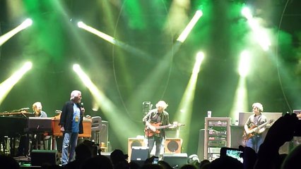 Phish and Kenny Rogers Do "The Gambler"