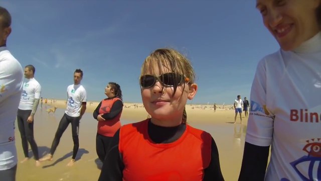 L'association See Surf fait surfer des adolescents mal voyants