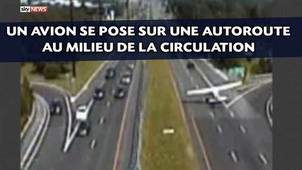 Un avion se pose sur une autoroute au milieu de la circulation