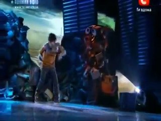 Impresionante y emotivo baile de robot (WALL-E) - subtitulado-