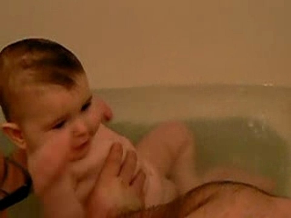 Hugo, joue dans son bain