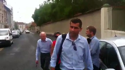 Les parents de les les parents et le demi frère de Vincent Lambert arrivent à l'hôpital