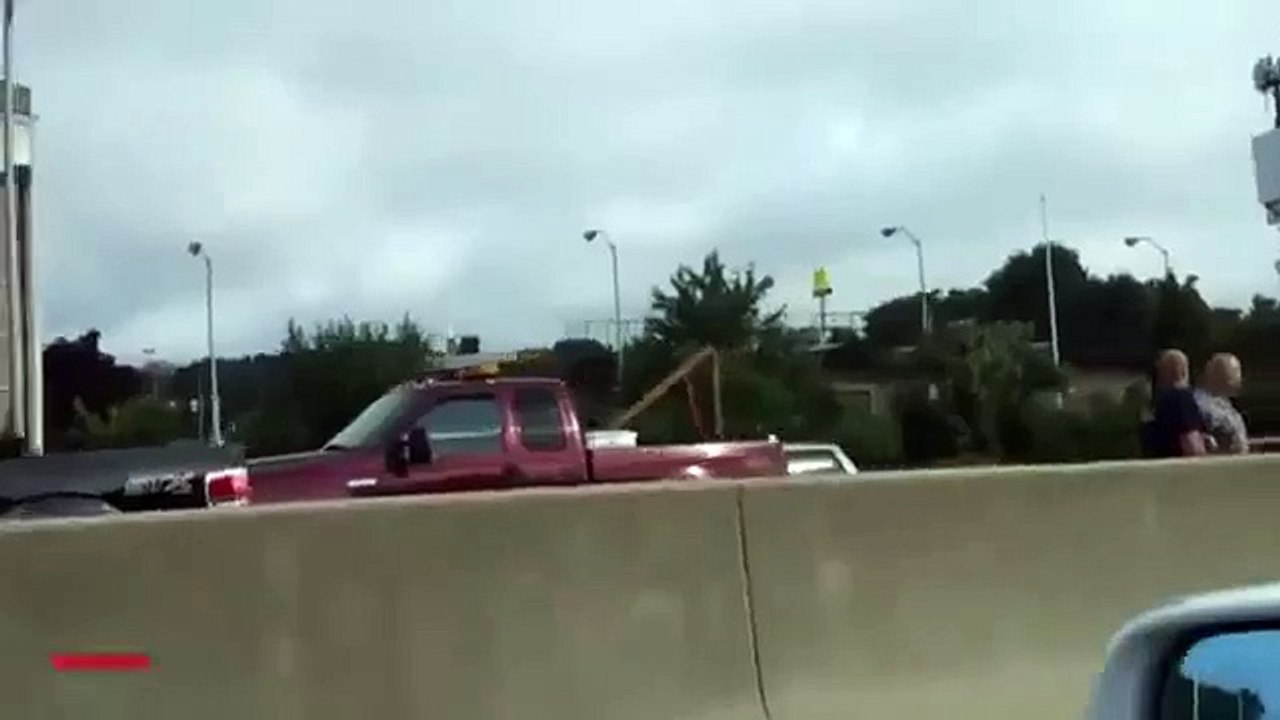 Homem pelado interrompe trânsito de estrada em pleno horário de pico nos Estados Unidos; veja vídeo