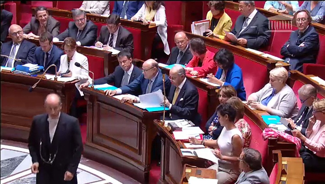 "Auto-célébration de Hollande": Valls tacle Woerth à propos de Sarkozy