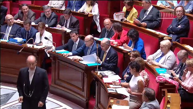 Auto-célébration de Hollande : Valls tacle Woerth à propos de Sarkozy