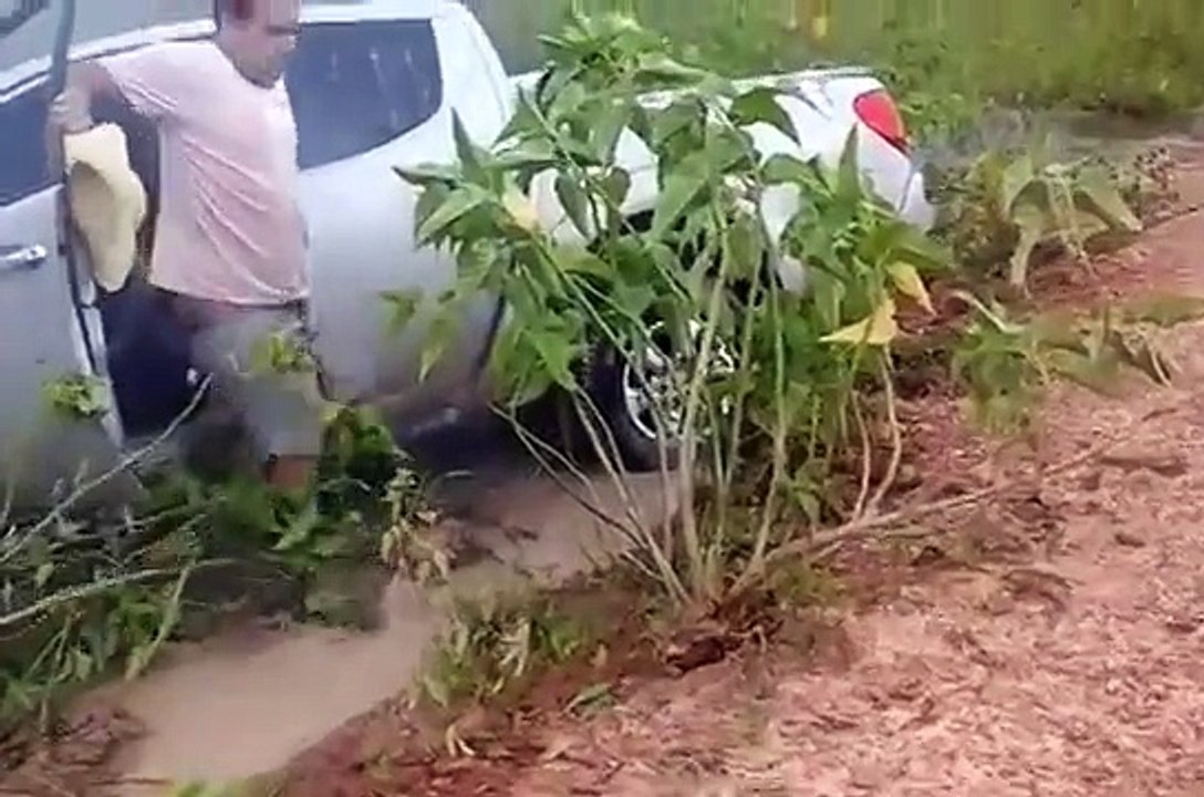 Suzuki Jimny 4All puxando L200 triton atolada no pantanal em Barão de Melgaço